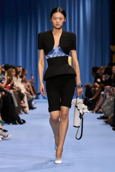 Look 10